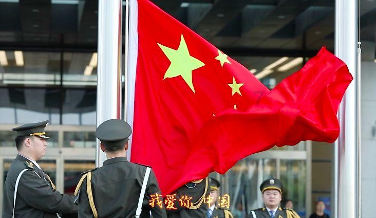 我和女孩的关系很微妙，我们是同班同学，我喜欢她，且每天下课都会跟着她，她每次也会和我说话游戏画面